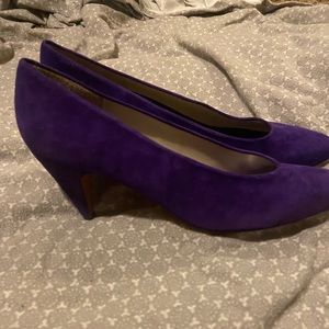 Vintage purple suede pumps
